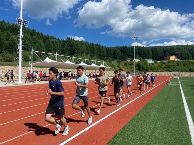 关于米兰体育：勇士队训练营：威瑟斯庞展现传球技巧，争夺轮换位置的信息