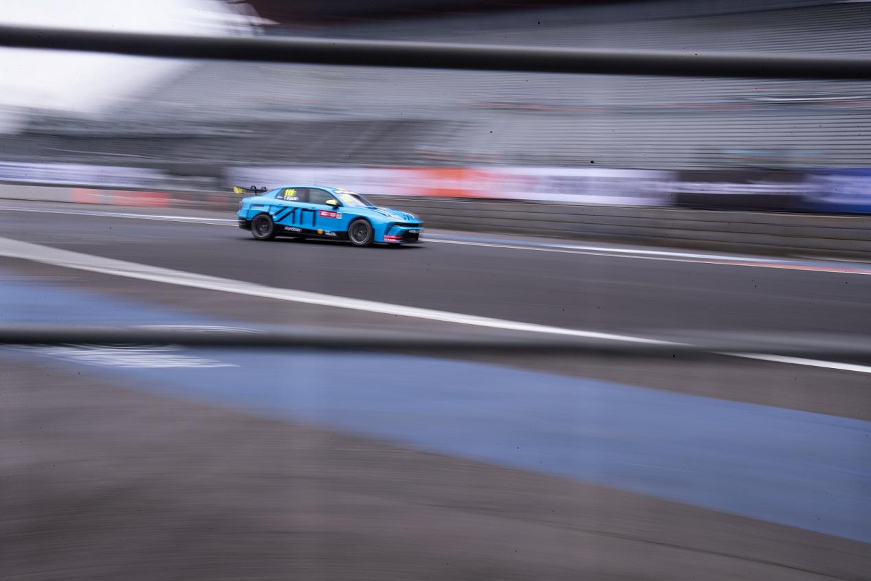 米兰体育:场地赛车，弯道超车惊险刺激的简单介绍