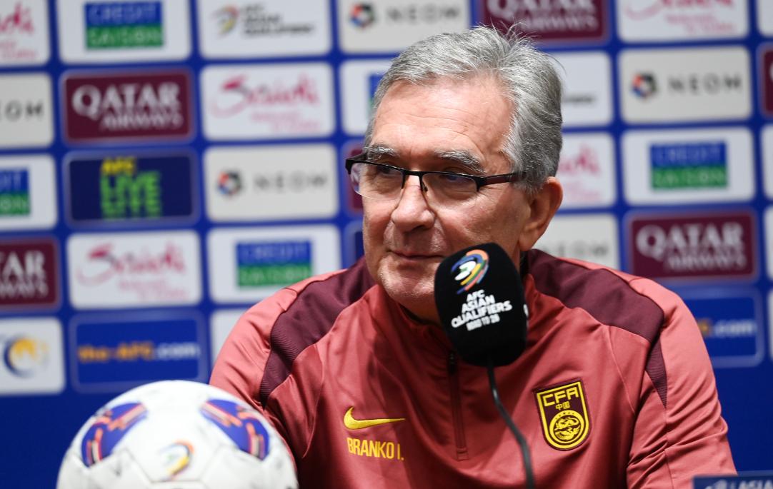 米兰体育:中国足球归化“一地鸡毛”？球迷：归化球员成了“烫手山芋”！的简单介绍