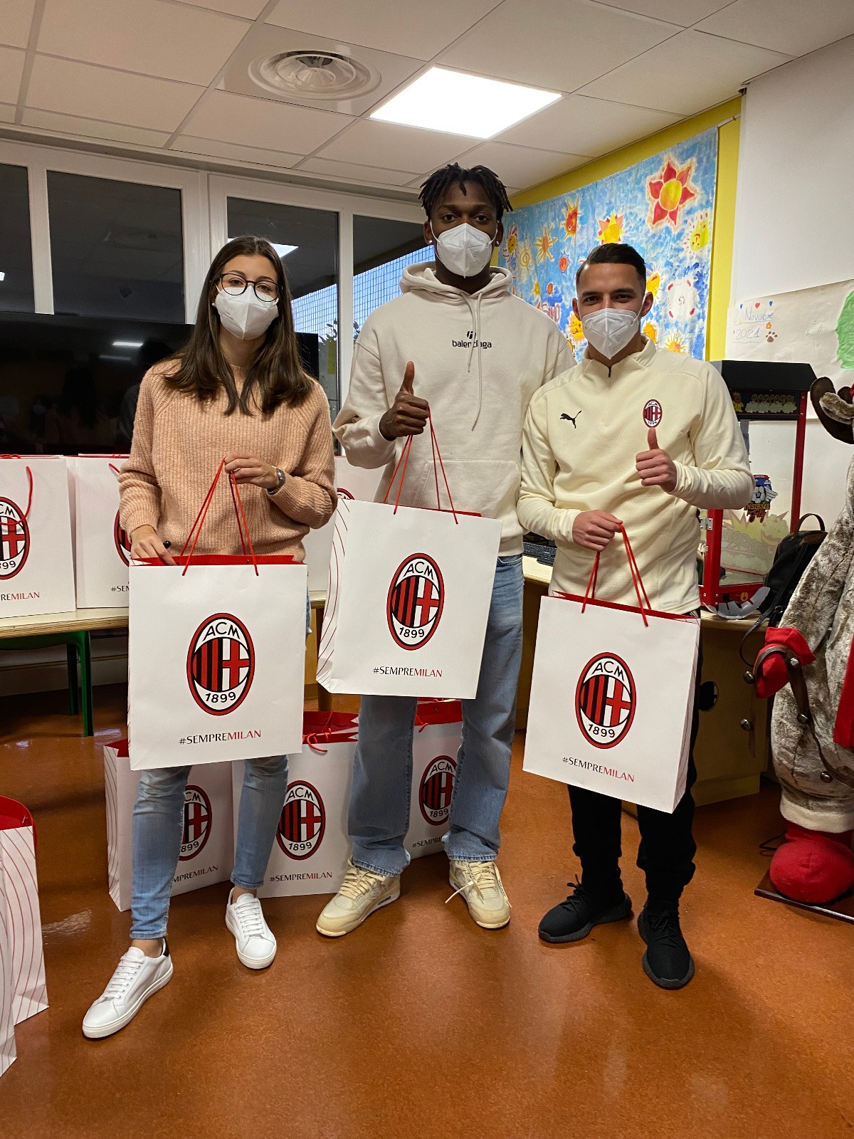 包含米兰体育:体育公益，传递爱心与希望的词条