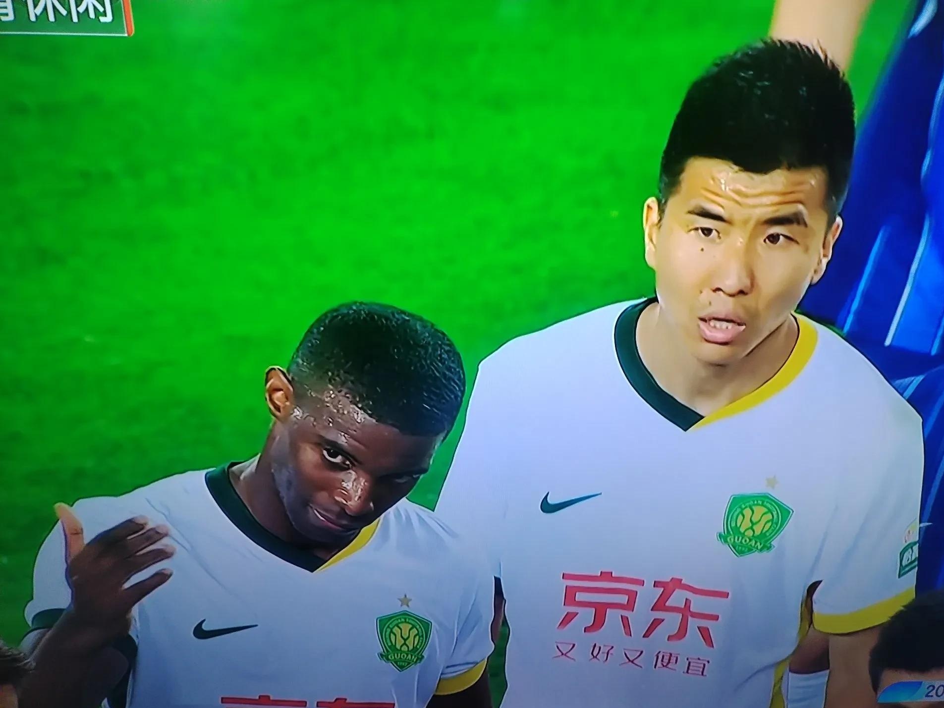 米兰体育:年轻门将韩佳奇“黄油手”，球迷：这球也能进？的简单介绍