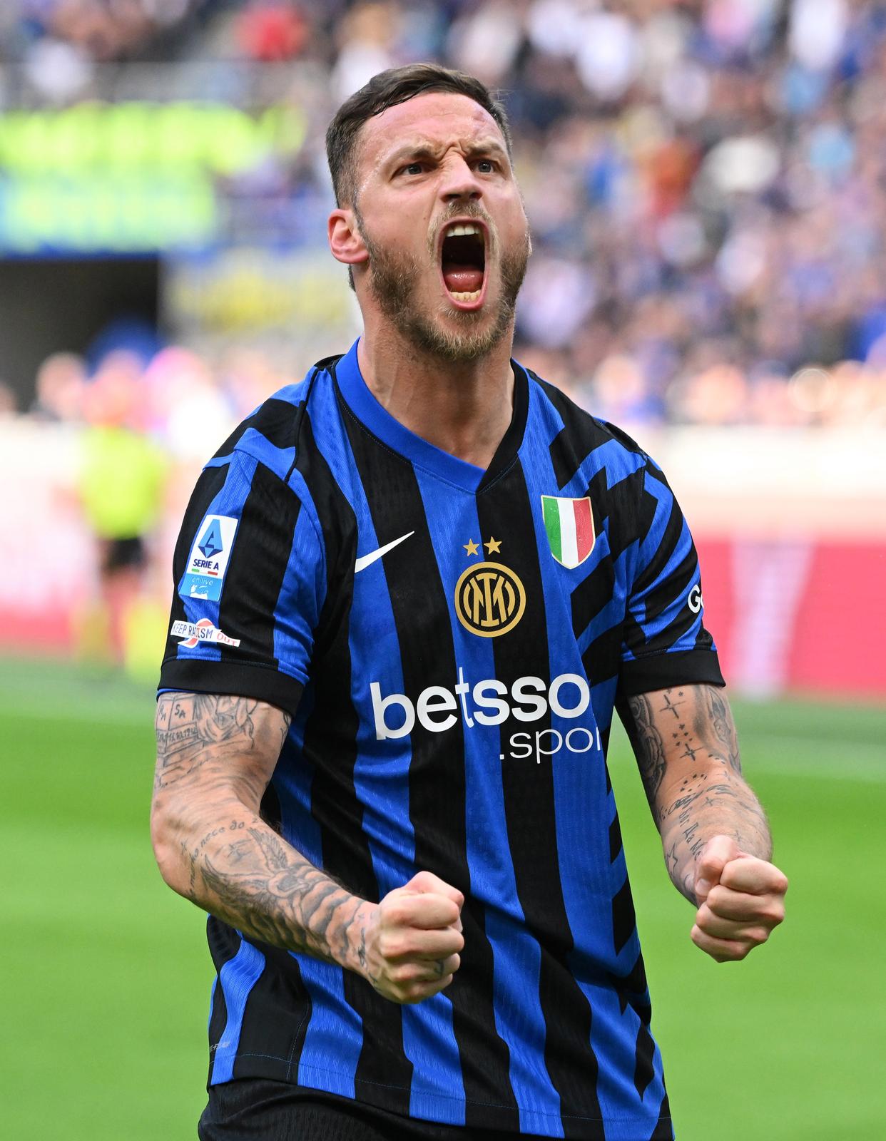 米兰体育:足球裁判：球场上的公正守护者？