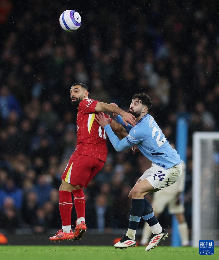 米兰体育：英超焦点战：曼城与利物浦的巅峰对决